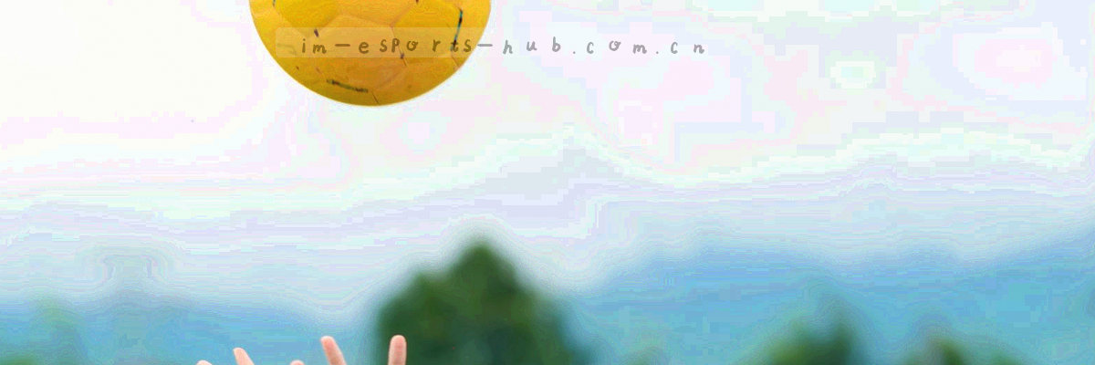 时钟与数据流的合成图，深蓝背景，青色霓虹线条表现服务时段与响应速度